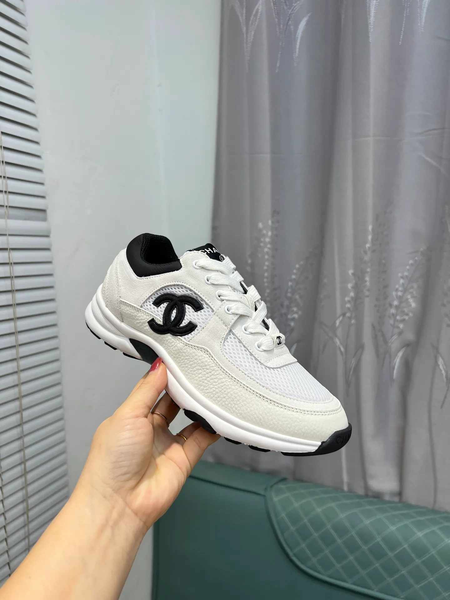 Men's men's shoes 💰620 Exclusive real shot (top version) CHANEL Chanel 2025ss color matching thick-soled casual sports shoes and sneakers. The counter is synchronized. The counter is very popular. A shoe that is very difficult to buy. The most popular thick-soled panda shoes on the Internet. It can be imagined that Xiaoxiang control can't miss it. It has both good looks and comfort. Simple and versatile white shoes. The thick sole increases the height and is super versatile. Close your eyes and wear it. Whoever wears it will look better. Upper: calfskin Lining: imported sheepskin lining Outsole: TPU original outsole Size: 35-44 (customized for women 41 and 40, and 45 for men)